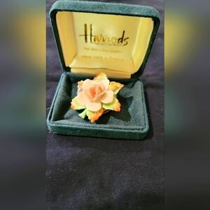 🌹 NWOT Vintage Harrods Cream Rose Brooch – Gold Tone | Elegant Floral Pin